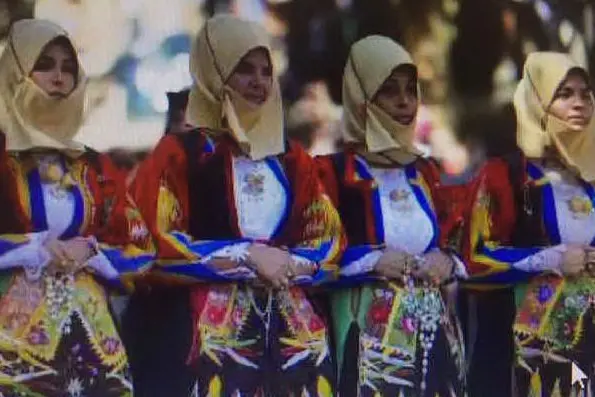Donne di Orgosolo con l'abito tradizionale il caratteristico copricapo in seta (foto archivio L'Unione Sarda)