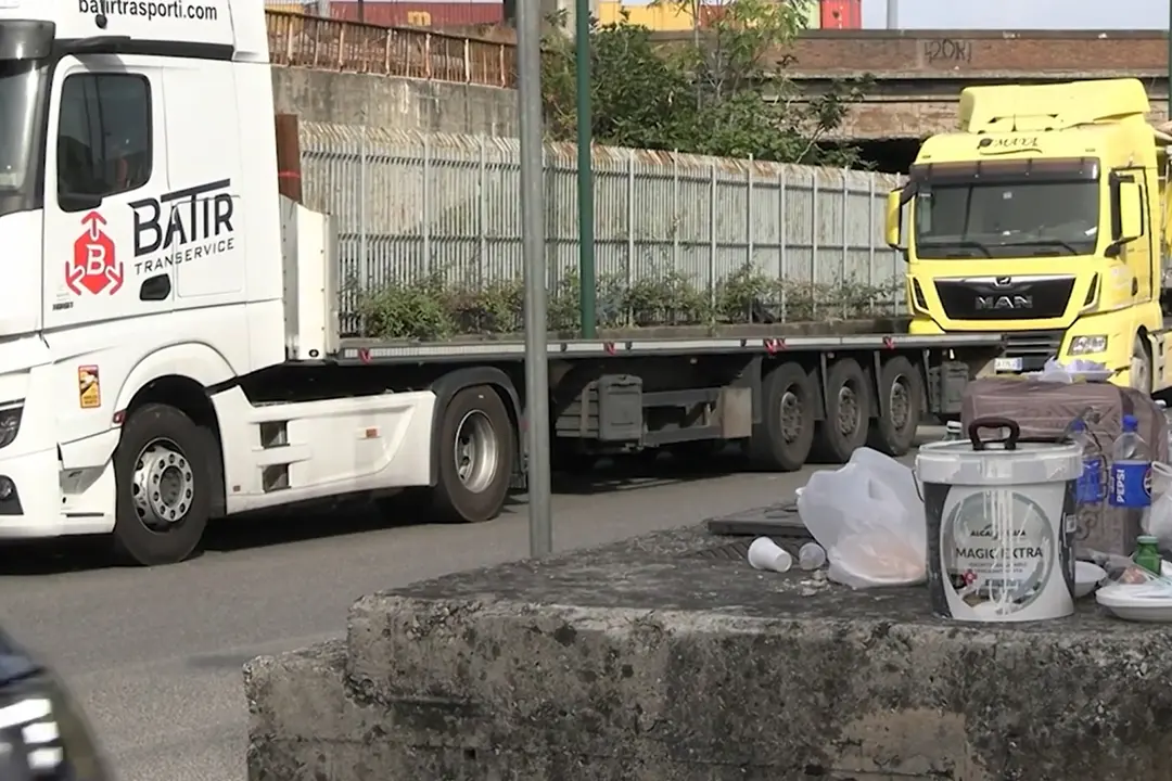 Gli sfollati di Pozzuoli si uniscono alla protesta dei trasportatori a Napoli