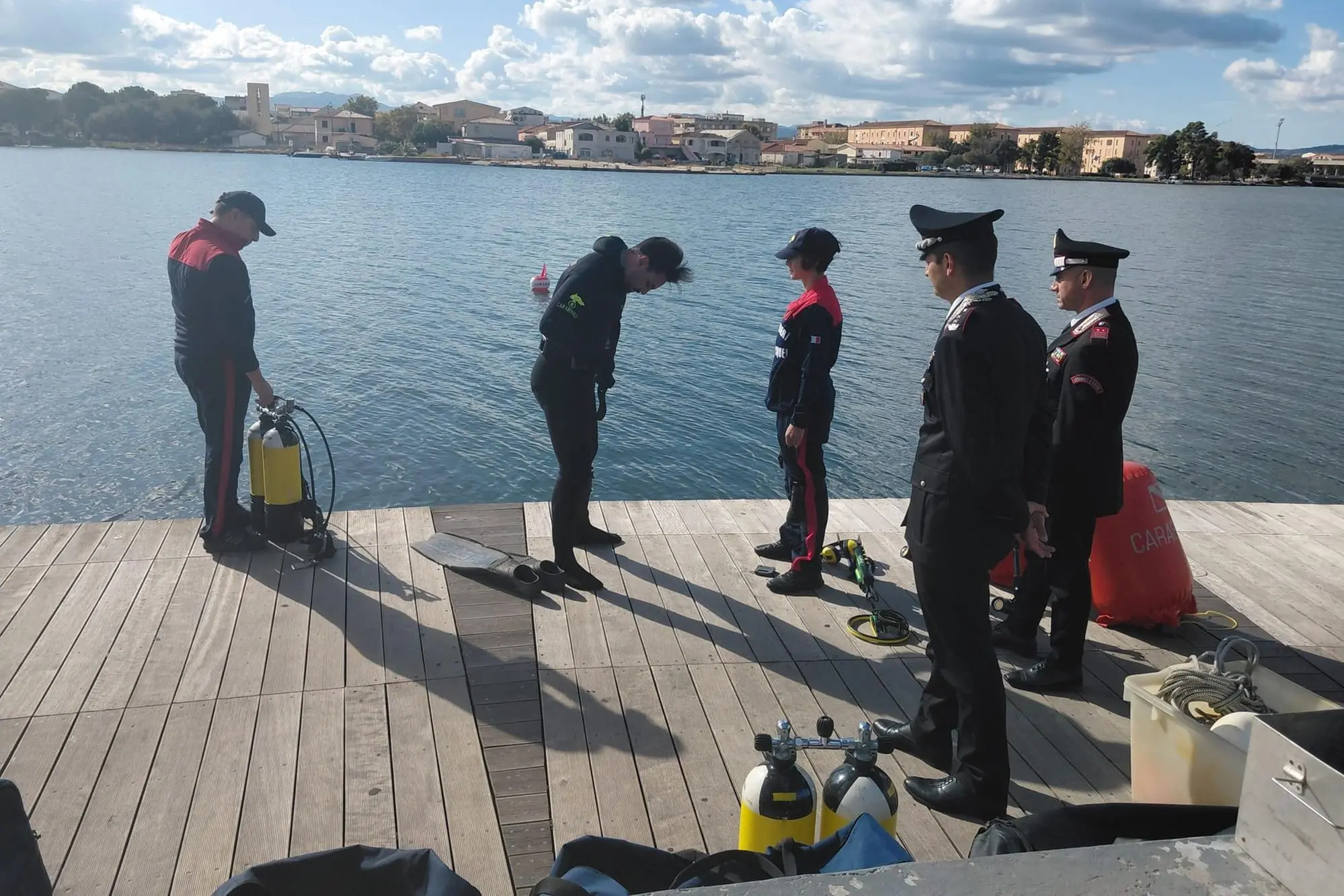 I carabinieri alla ricerca dell'arma del delitto