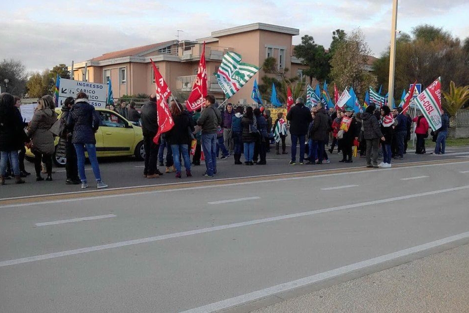 Una delle tante manifestazioni dei dipendenti (foto L'Unione Sarda - Farris)