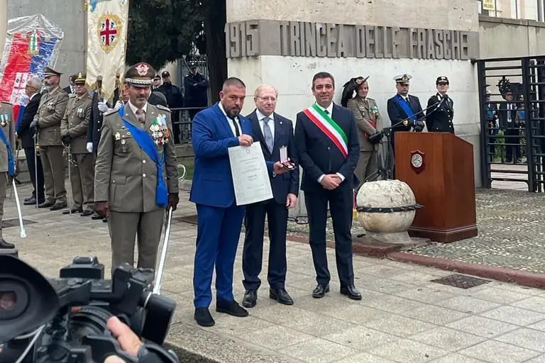 La consegna dell'onorificenza (foto Sirigu)