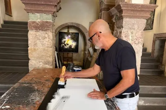 L'artista Mariano Chelo