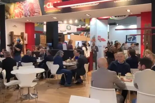 I salami aromatizzati in vetrina a Rho Fiera Milano