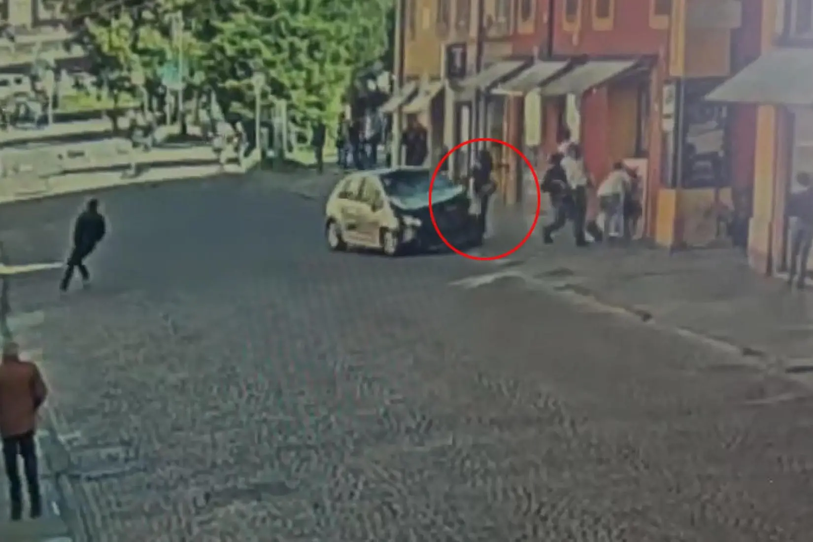 Salim el Koudri mentre scende dall'auto per darsi alla fuga (foto Ansa)