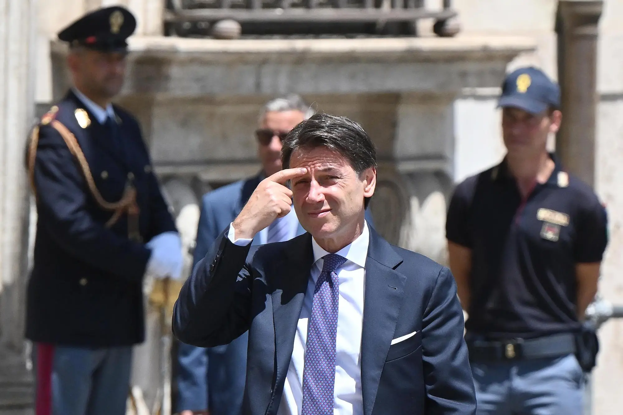 Il leader del M5s Giuseppe Conte esce da Palazzo Chigi dopo l'incontro con il premier Mario Draghi, Roma, 6 luglio 2022. ANSA/ETTORE FERRARI