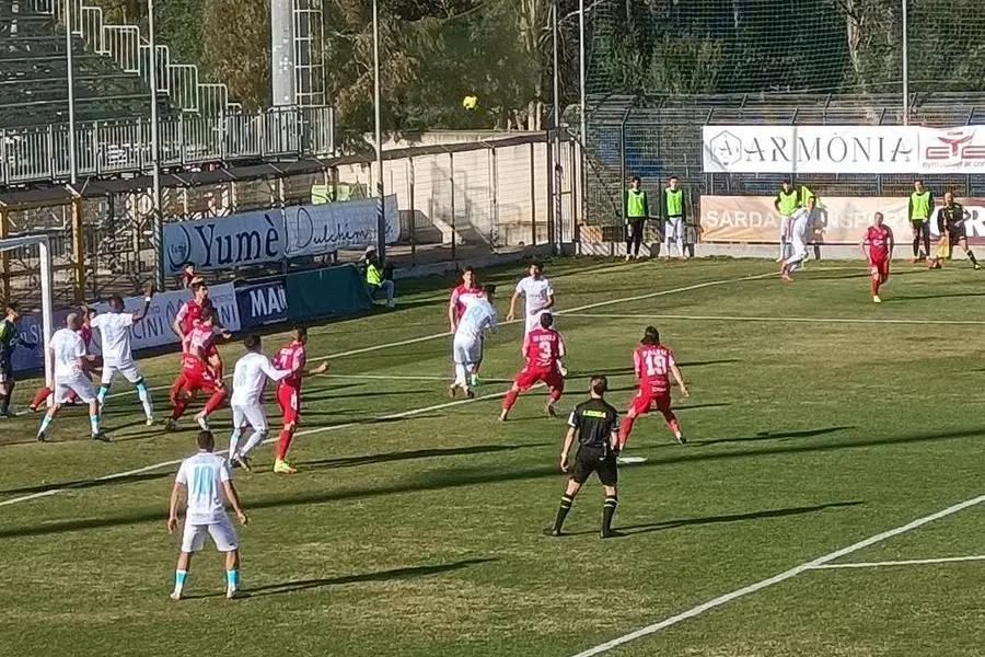 Olbia pericolosa su calcio d'angolo contro l'Ancona Matelica (foto Ilenia Giagnoni)