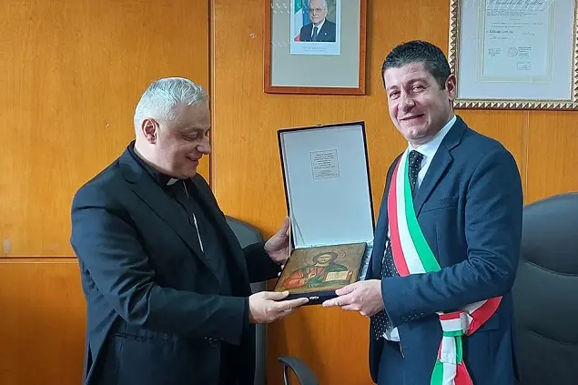 Monsignor Gian Franco Saba e il sindaco di Ittiri, Antonio Sau (foto concessa)