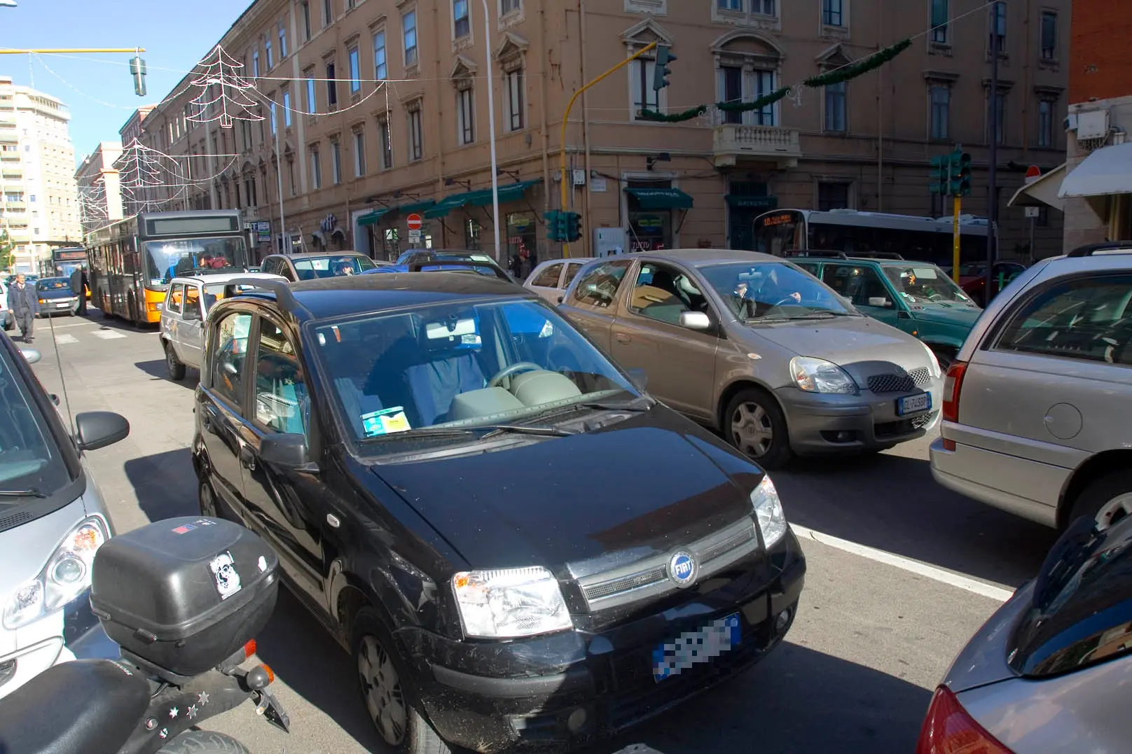Parcheggi in doppia fila in via Sonnino a Cagliari (archivio)