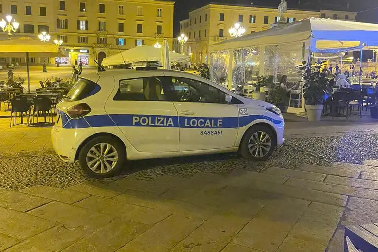 Un'auto della Polizia locale a Sassari (L'Unione Sarda)