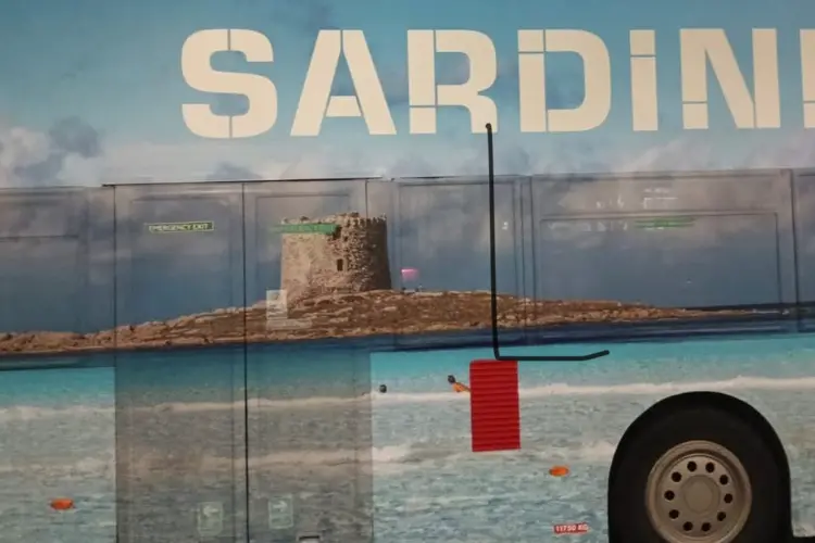 Il Bus che viaggia a Londra con l'immagine de La Pelosa (foto concessa)