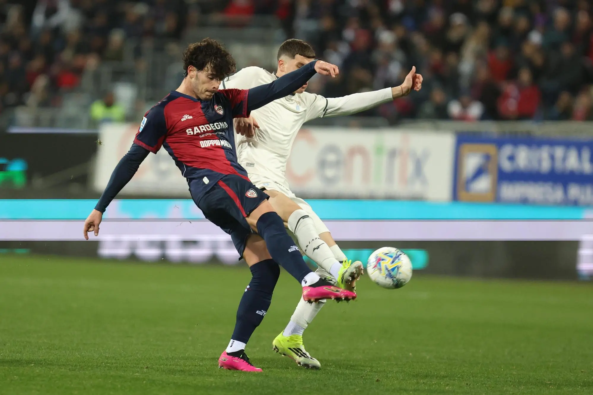 Un tiro di Zé Pedro in Cagliari-Lazio (foto Ansa)