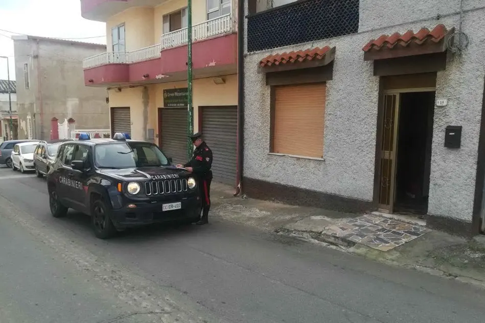 I carabinieri davanti a casa dell'anziano (foto Pintori)