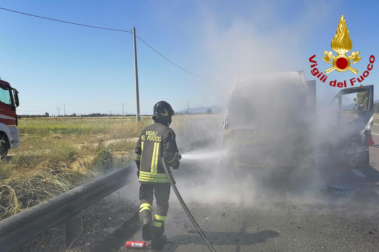 L'intervento dei vigili del fuoco per domare l'incendio sulla sp2 fra Sestu e Assemini (foto vigili del fuoco)