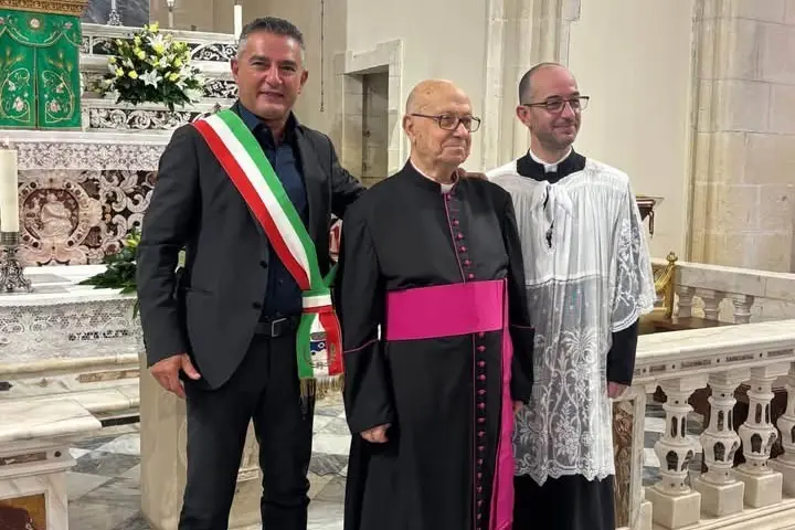 Monsignor Locci con sindaco e parroco
