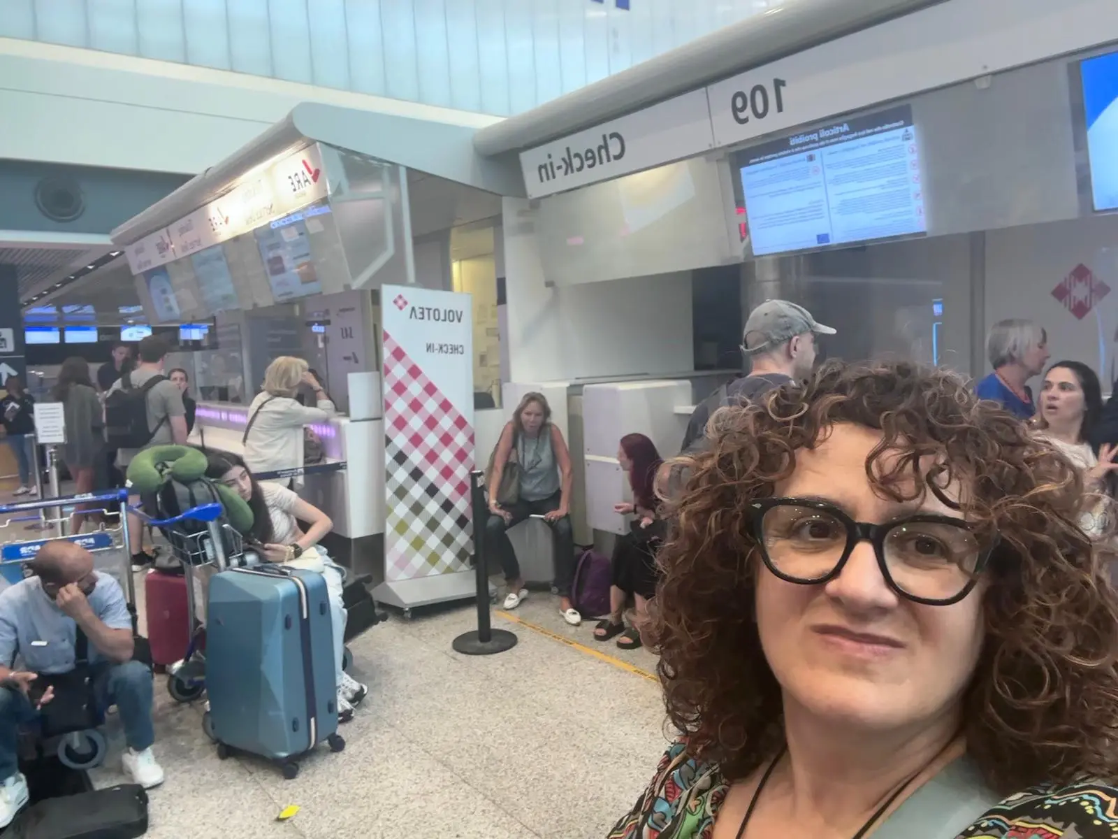 I passeggeri cercano di capire quale sarà il loro destino