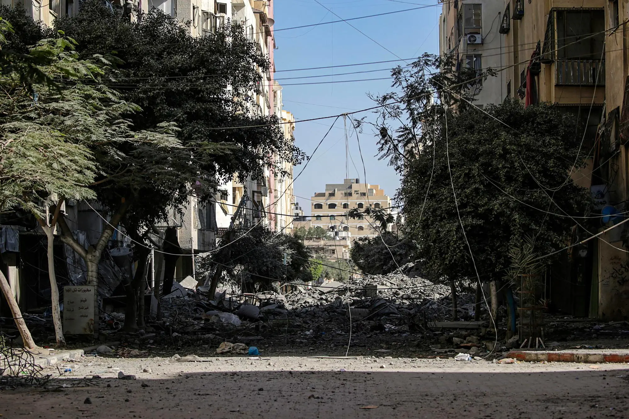 Palazzi distrutti dalle bombe in Medio Oriente (foto Ansa/Epa)