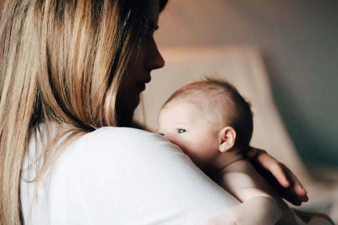 Una mamma col suo bimbo (Unsplash)