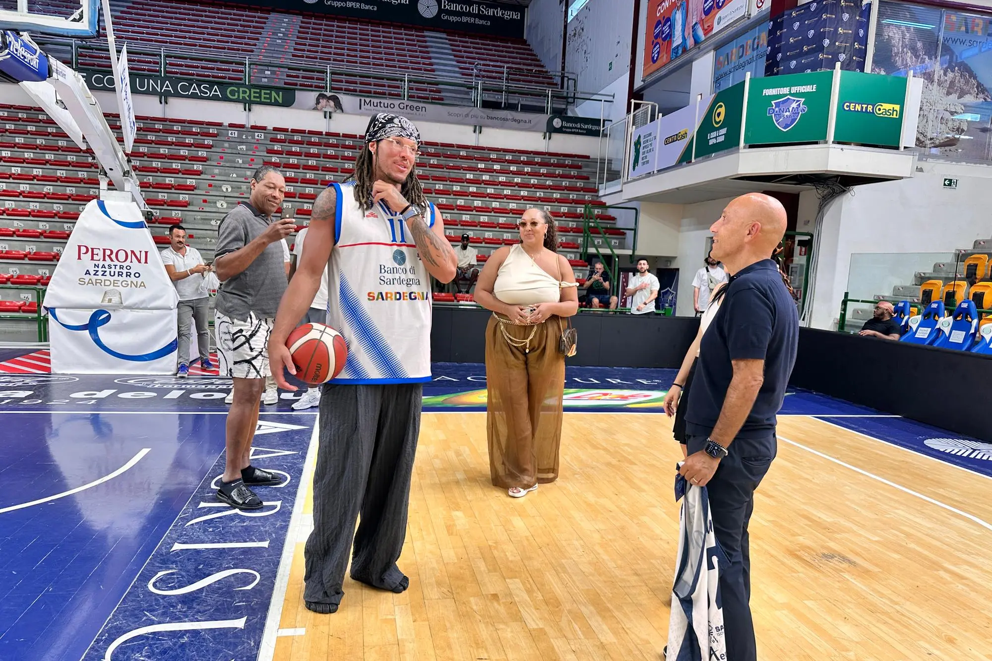 Aaron Gordon col presidente Sardara (foto dinamobasket.com)
