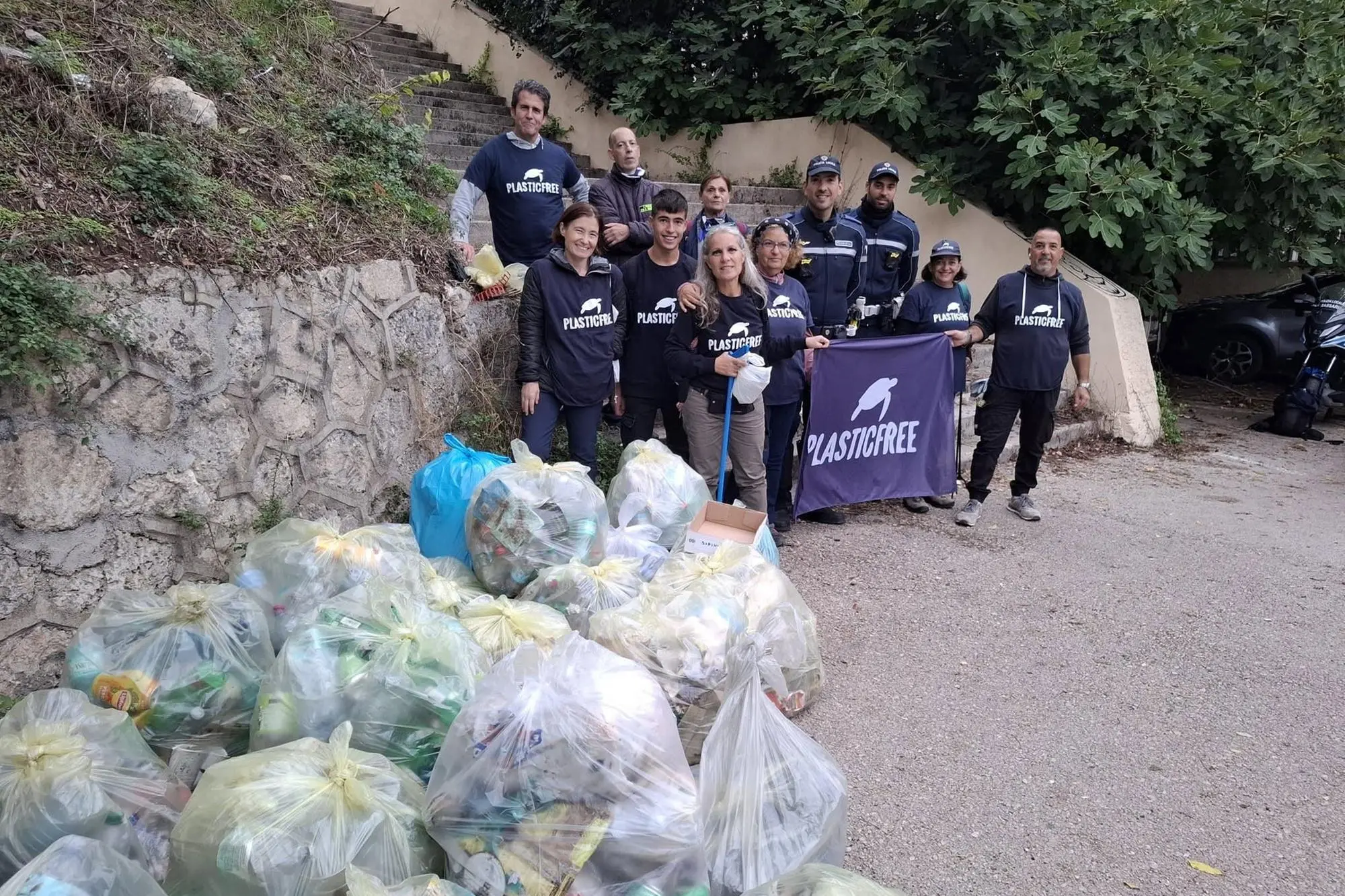 I volontari di Plastic Free in via Adelasia