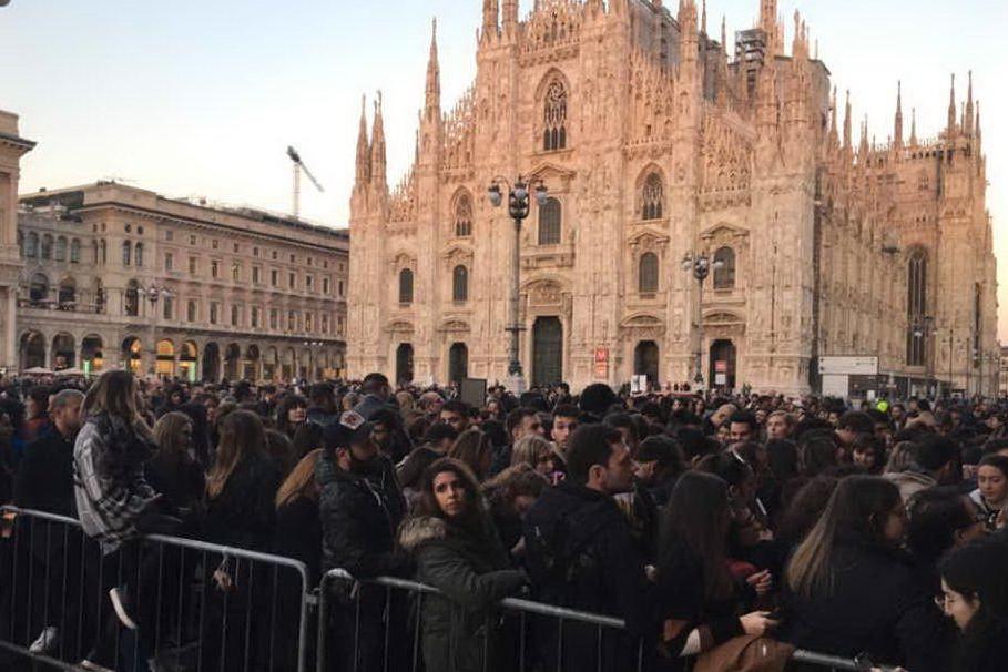 Milano, centinaia di fan in fila per incontrare Mahmood
