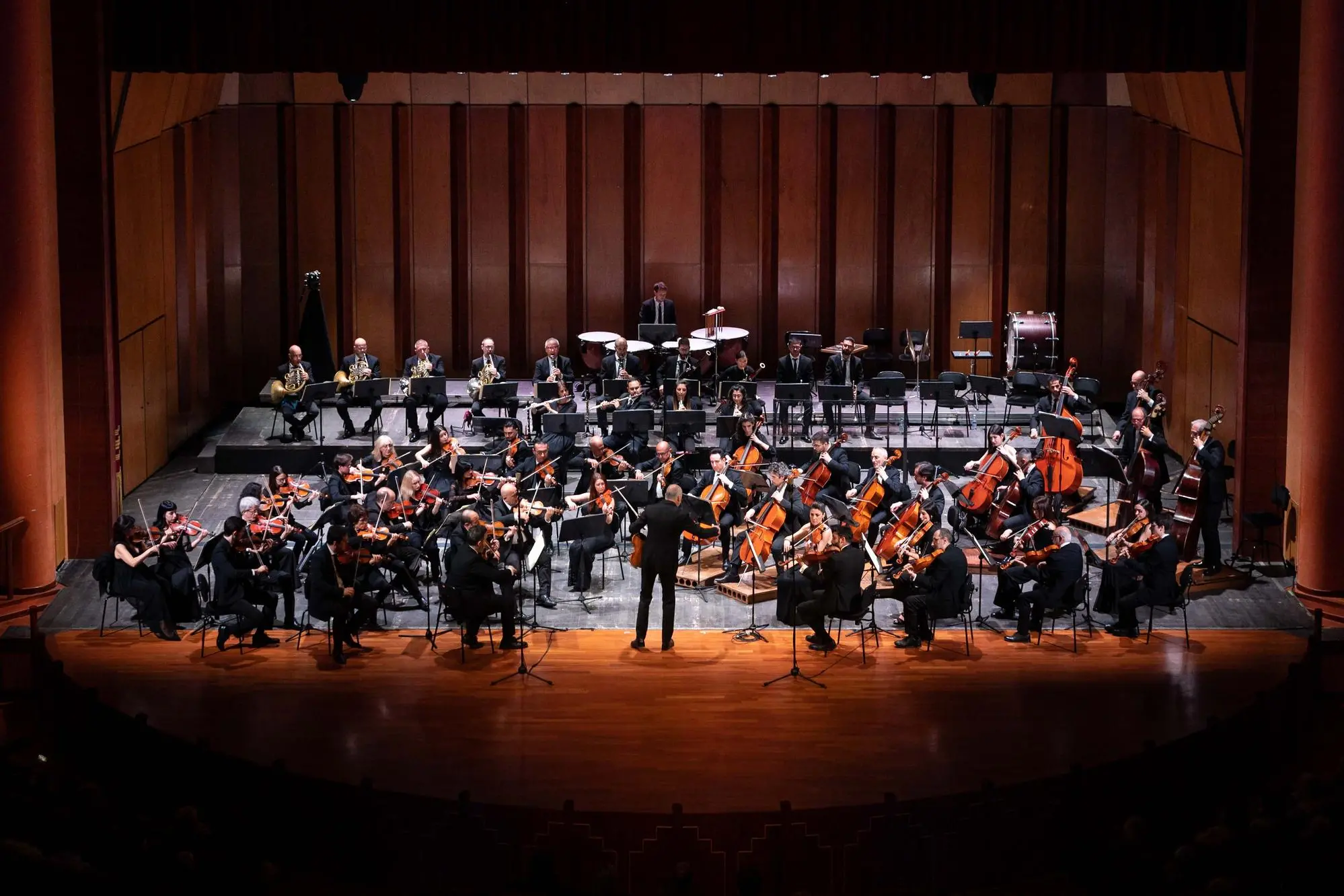 Quarta dirige l'orchestra de de Carolis (foto concessa- E. Casula)