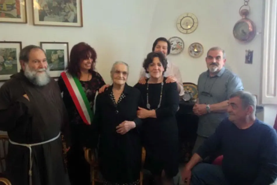 La festa per i 100 anni di zia Totonia a Laconi