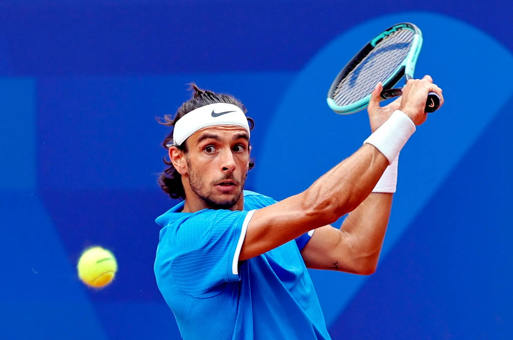 epa11515397 Lorenzo Musetti of Italy in action during his Men's Singles quarterfinal match against Alexander Zverev of Germany of the tennis competitions in the Paris 2024 Olympic Games, at the Roland Garros in Paris, France, 01 August 2024. EPA/RONALD WITTEK