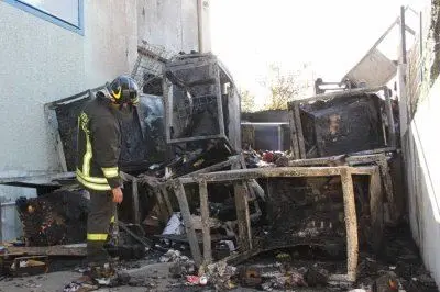 Il materiale incendiato nel retro del magazzino - foto Mundula