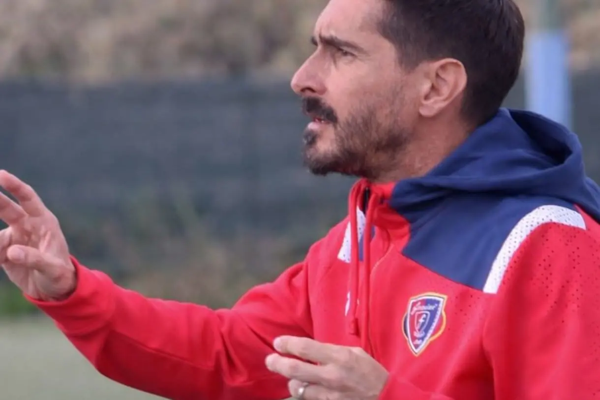 Nicola Manunza (46 anni), è stato confermato sulla panchina della Ferrini Cagliari