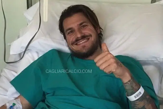 Daniele Dessena sorridente dopo l'intervento (foto cagliaricalcio.com)