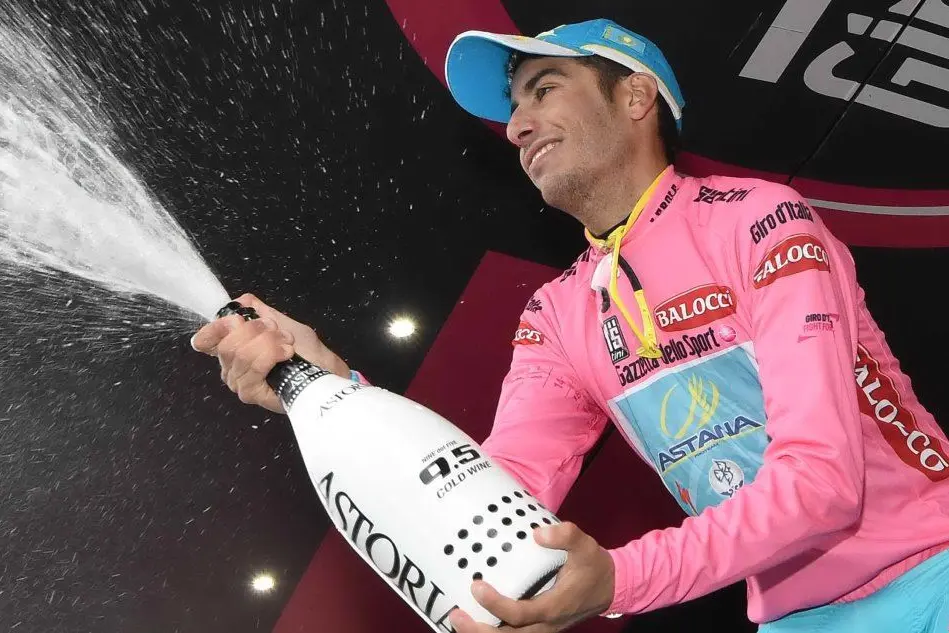 Fabio Aru in maglia rosa durante l'ultimo Giro d'Italia