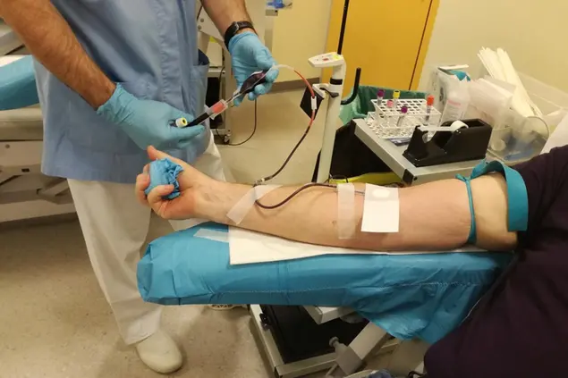 Una donazione (Archivio L'Unione Sarda)
