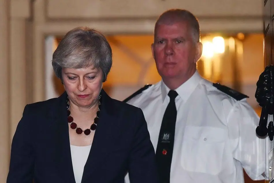 La premier britannica esce dal numero 10 di Downing Street (Ansa)