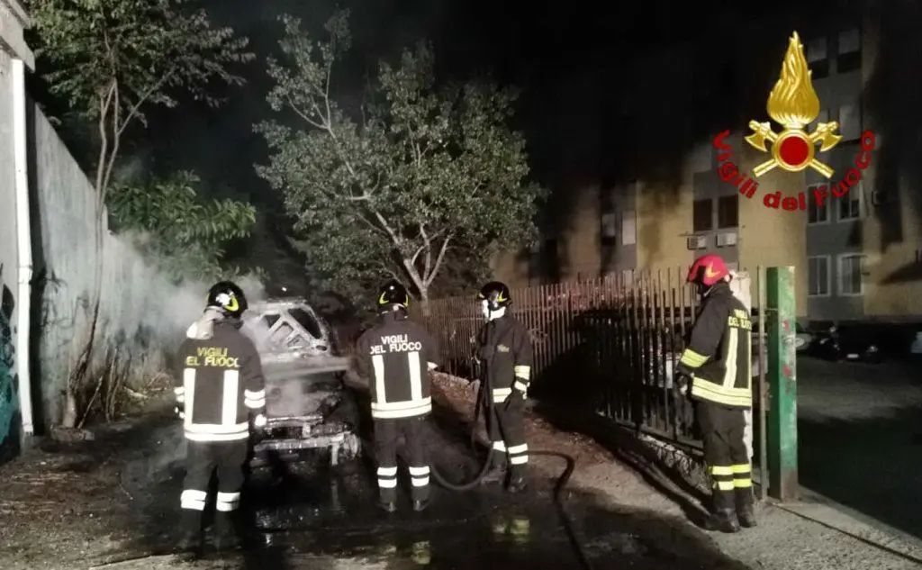 Un'auto in fiamme in via Piero della Francesca, Cagliari