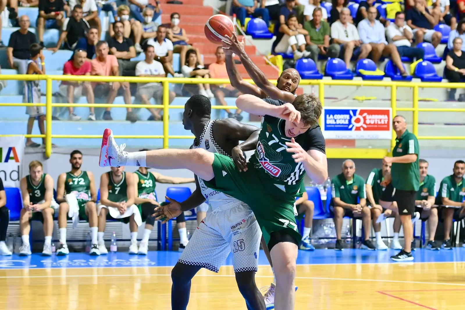 La forza fisica di Dowe a rimbalzo (foto di A. Chiaramida)