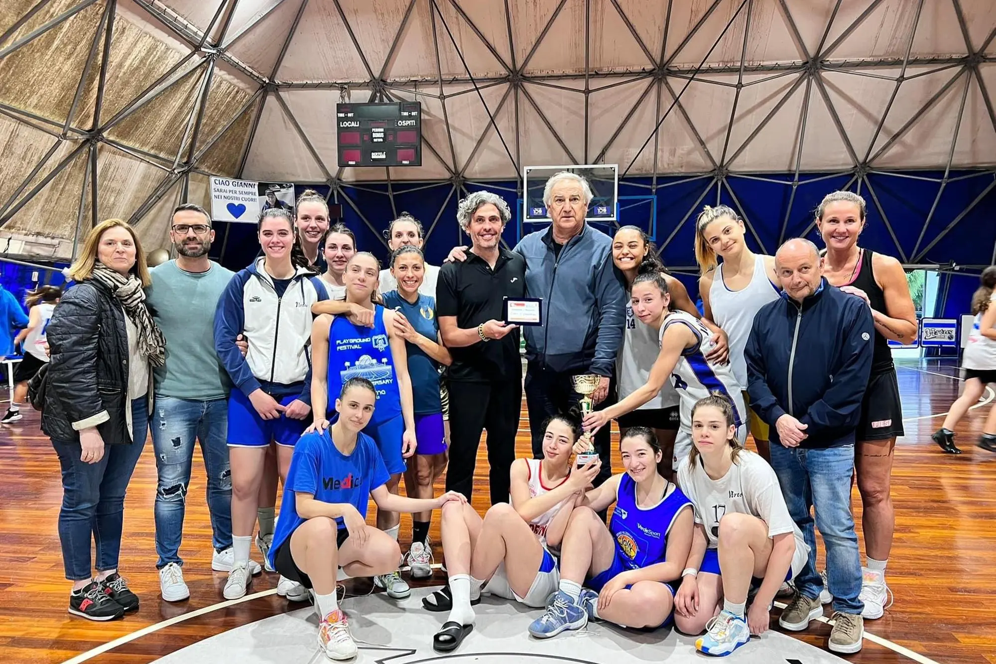 La Virtus Cagliari premiata dal presidente della FIP Regionale Salvatore Serra (foto concessa dall'Ufficio Stampa Virtus Cagliari)