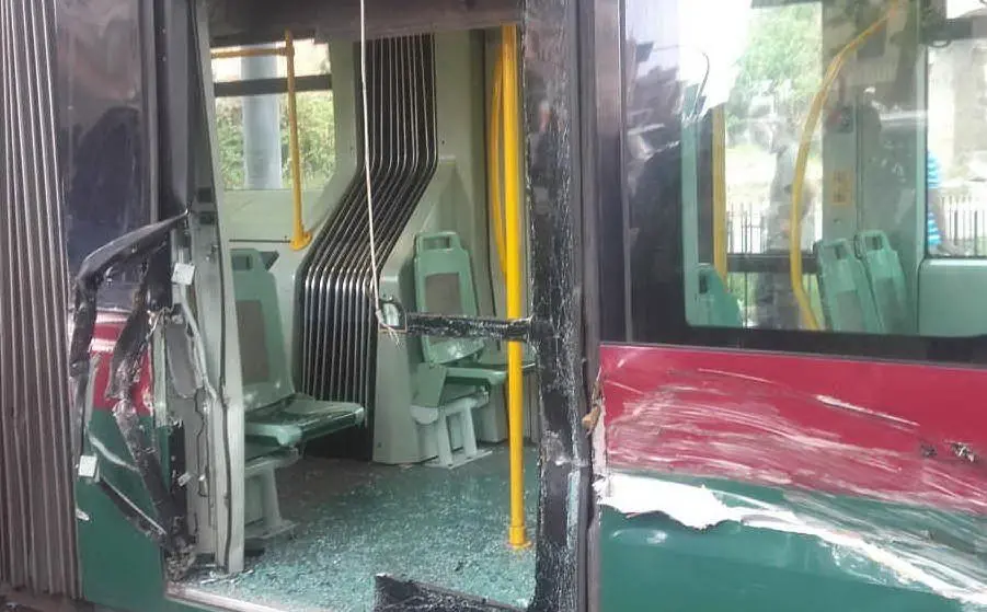I danni riportati dal tram dell'Atac (foto Twitter)