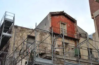 Il palazzo fatiscente all'angolo col corso Vittorio Emanuele - foto Arthemalle
