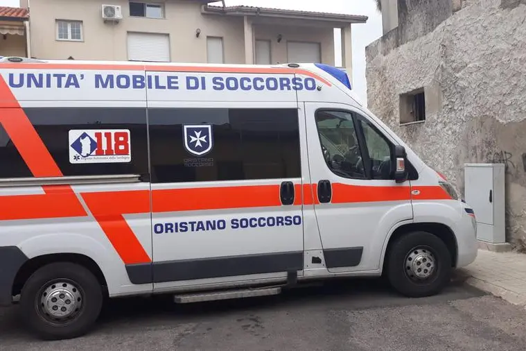 L'ambulanza costretta alla retromarcia in via Lepanto (foto Sanna)