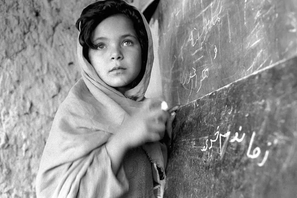 Ragazzina afgana in una delle scuole costruite con l'aiuto dell'ONU a Nangarhar, 2008 © Courtesy UN Photo/Roger Lemoyne
