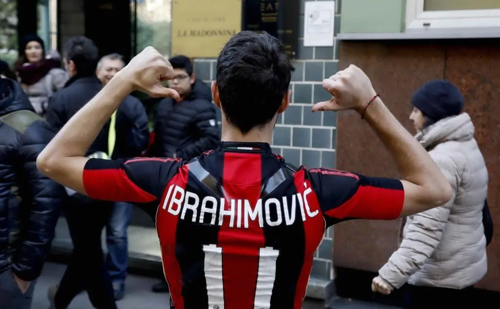 Un tifoso con la maglia di Ibrahimovic