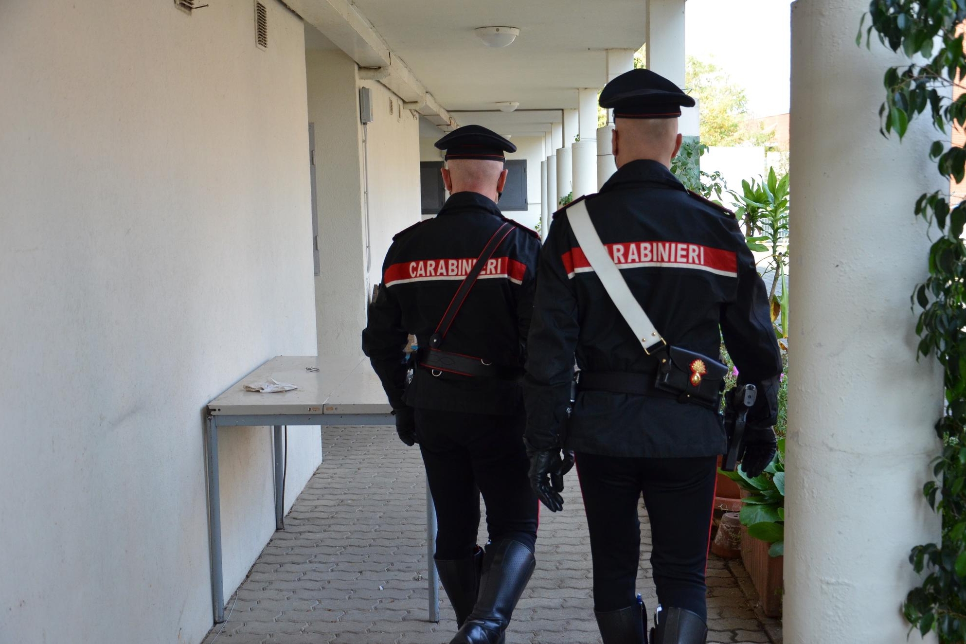 Anziana denutrita e sola in casa, figlio 50enne denunciato a Sinnai (foto carabinieri)