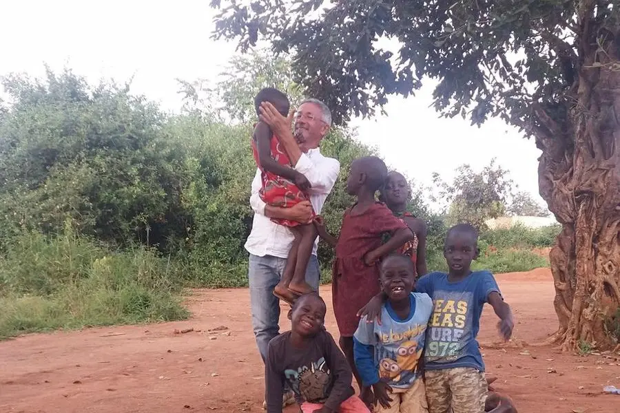 Gianni Franceschi con alcuni bambini dell'Uganda (foto concessa)