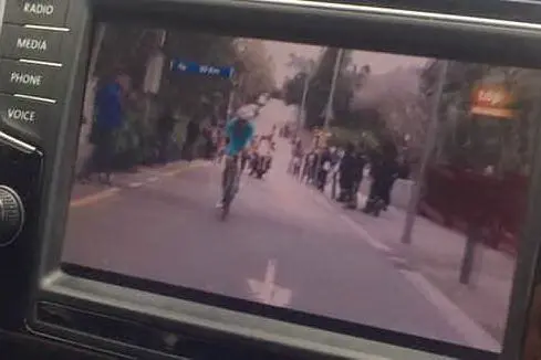 Fabio Aru all'attacco ripreso dalla tv all'interno dell'ammiraglia astana