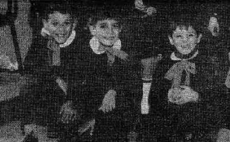 Agostino, primo a destra, con due compagni di scuola