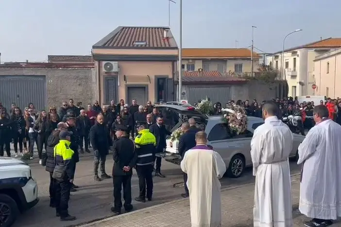 L'arrivo del feretro di Chiara Carta (fermo immagine)