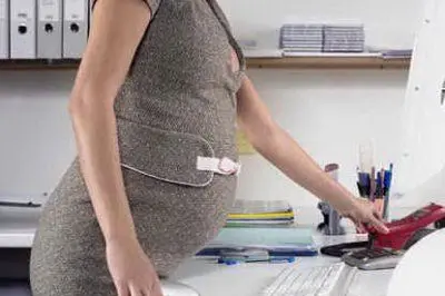 Una donna incinta al lavoro
