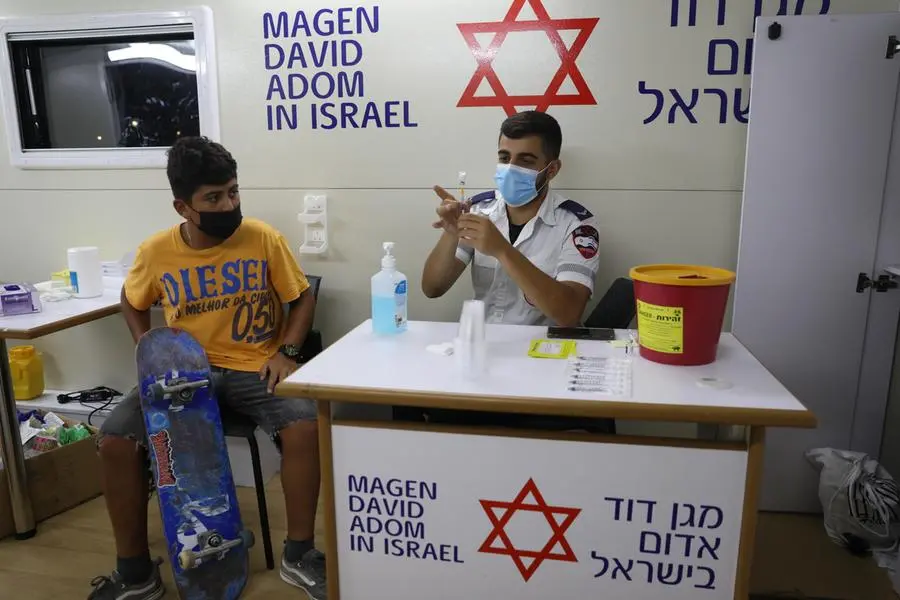Vaccini in Israele (foto Ansa/Epa)