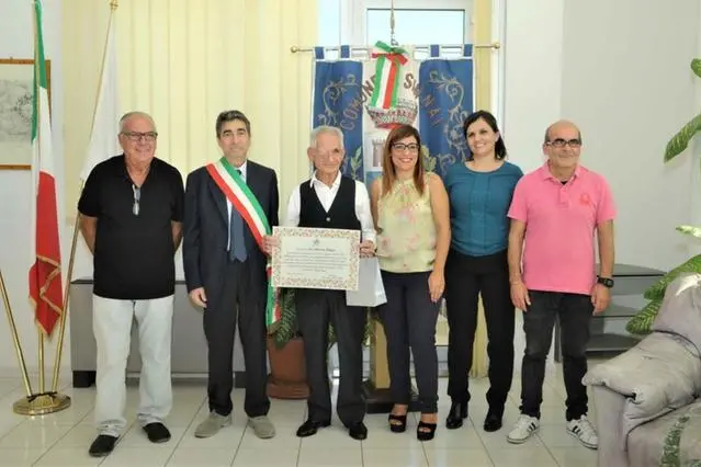 Antonio Grifagno premiato nel 2017 a Sinnai dalla Giunta comunale dell'epoca dopo la vittoria del prestigioso "Premio Ozieri" (foto Archivio)