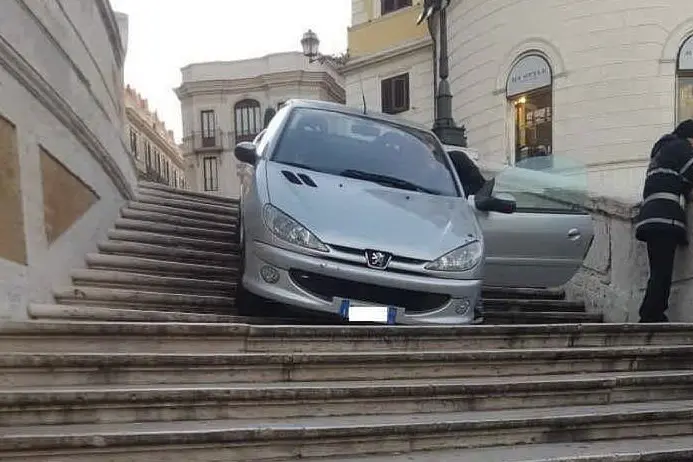 L'auto sulla scalinata di Trinità dei Monti (Ansa)
